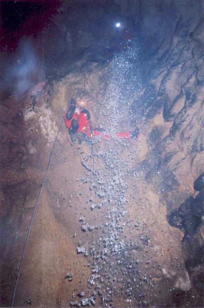 Rapel pe cascada de 10 m (tură din 2005). Foto: Horia Mitrofan